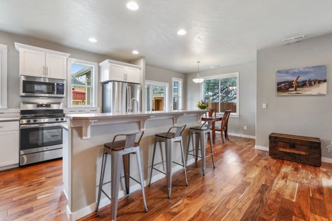 Building Photo - Beautiful home in SW Bend!  Large fenced i...