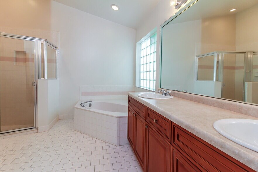 Building Photo - 12753 Meadowbreeze Dr