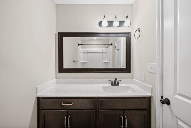 Building Photo - 2 Bedroom Condo For Rent With Community Swimming Pool!