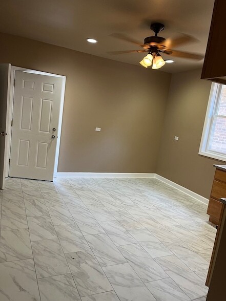 Building Photo - 722 E 91st Pl