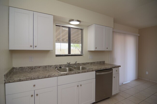 Building Photo - Updated 3 Bedroom 2 Bath Home! Southwest Tucson Location!