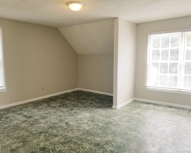 Building Photo - CHARMING TWO BEDROOM HOME MOVE-IN READY!!!