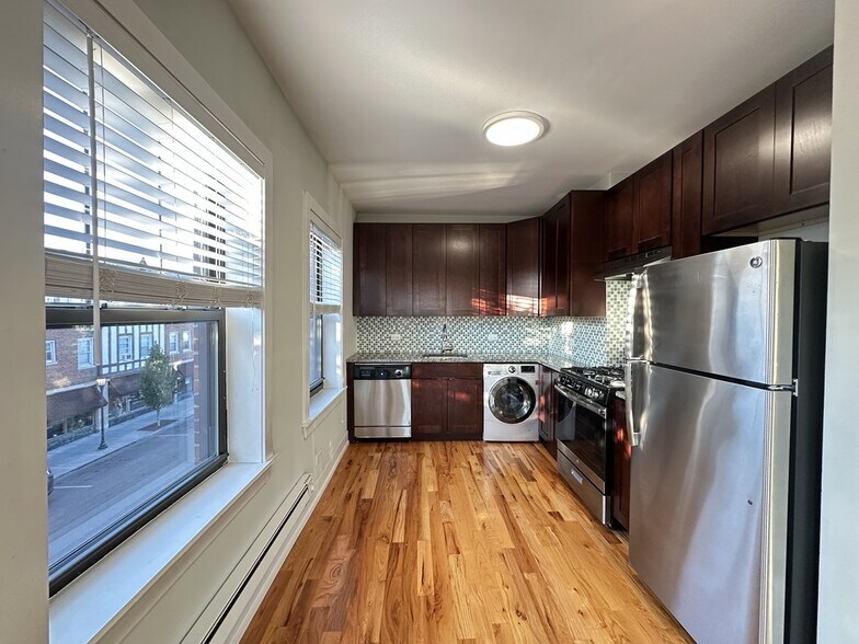 Building Photo - 822 Elm St