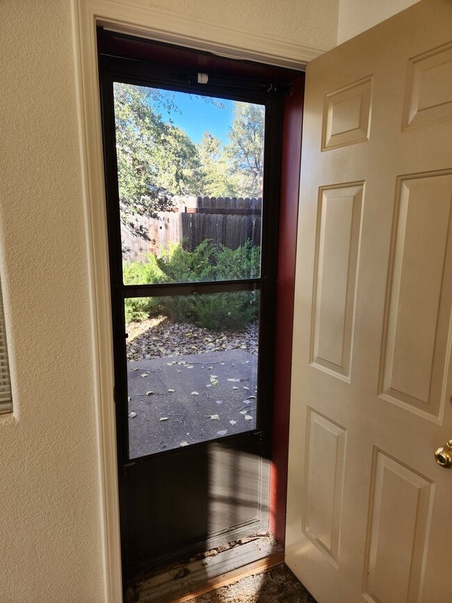 Building Photo - Rare Ground Level Unit - 2 Bed / 1 Bath w/private yard