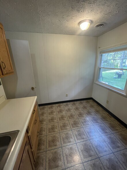 Kitchen Seating Area - 326D Cortland St