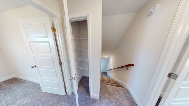 Building Photo - Modern Comfort, Great Location, and Pet-Fr...