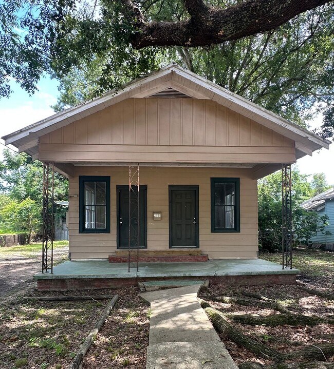 Primary Photo - 3 bedroom, 1 bathroom Home NOW AVAILABLE!