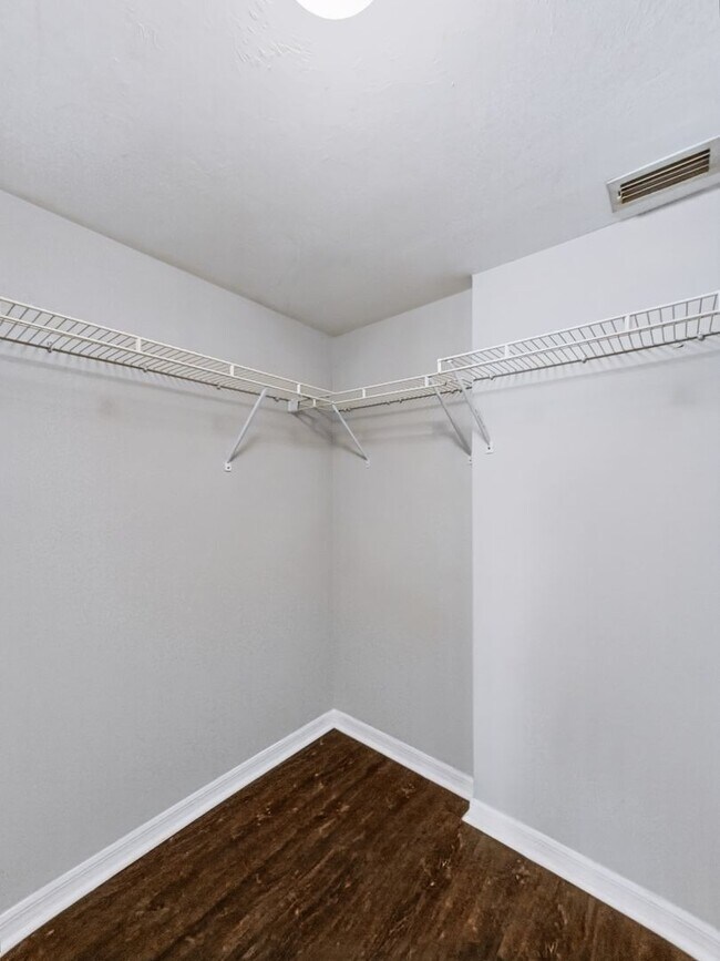 Building Photo - ** COACH HOMES @ BERKSHIRE LAKES ** 2 BED / 2 BATH - 1ST FLOOR CONDO - GARAGE - ANNUAL RENTAL