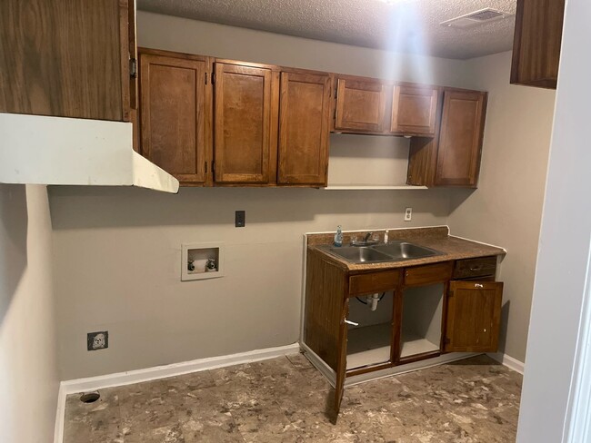 Building Photo - Nice renovated 2-bedroom 1 bath home. Loca...