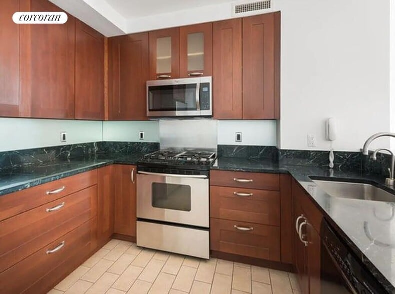 Building Photo - 272 W 107th St