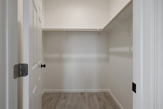 Building Photo - 601 E 10th St