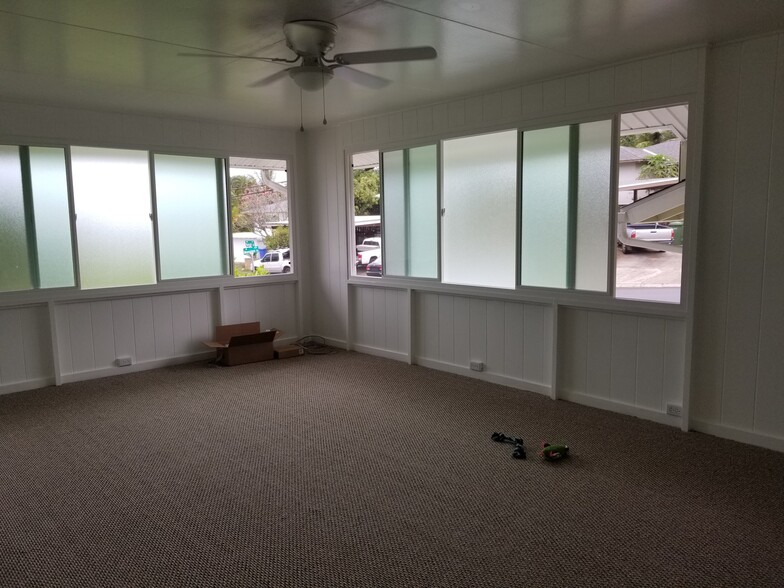 Spacious living room with ceiling fan and split AC - 1105 Nanialii St