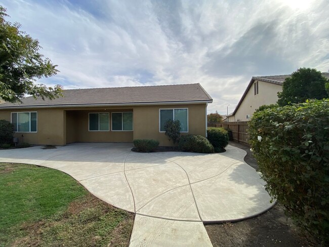 Building Photo - NW Visalia Home Available now, October SPE...