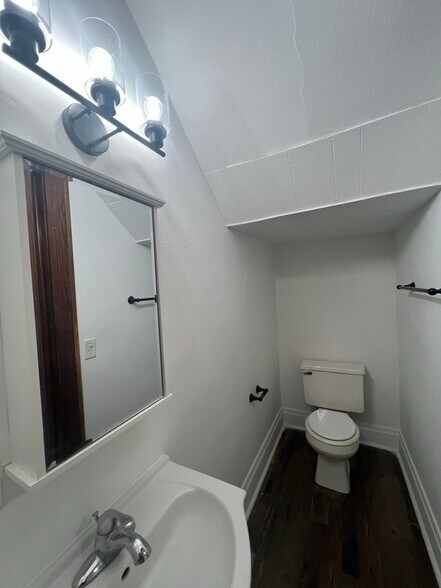 Building Photo - 911 Townline Rd