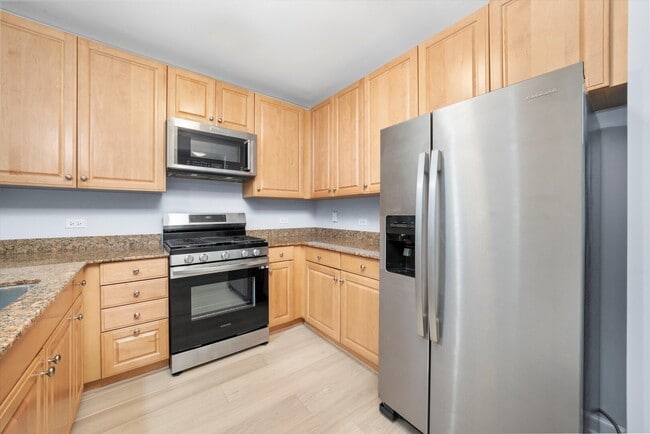 Building Photo - 420 E Waterside Dr