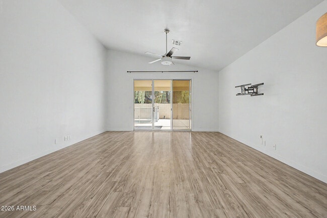Building Photo - 7251 E Lakeview Ave