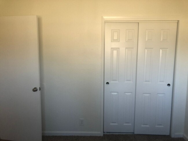 Building Photo - Large 3 Bedroom 2 Bath 1/2 Plex in Rancho ...