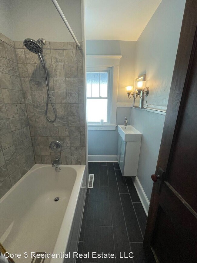 Building Photo - 3 br, 2 bath House - 803 E Grove St