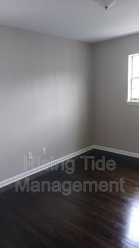 Building Photo - 1006 N Mountain Dr