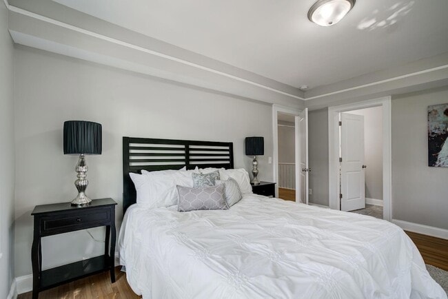 Building Photo - 2056 Summit Ave