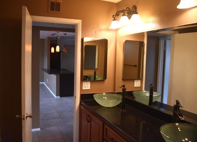 Building Photo - Awesome 5 Bed 2 Bath Home at ASU