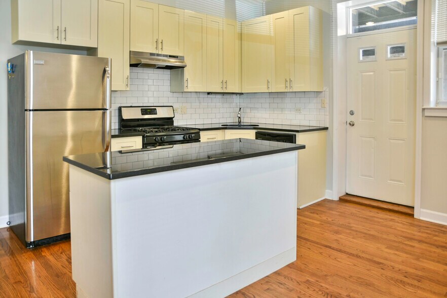 Primary Photo - 850 W Cornelia Ave