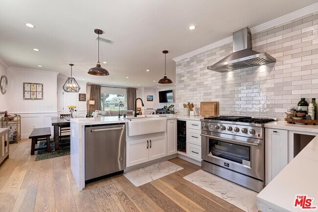 Building Photo - 6700 W 85th Pl