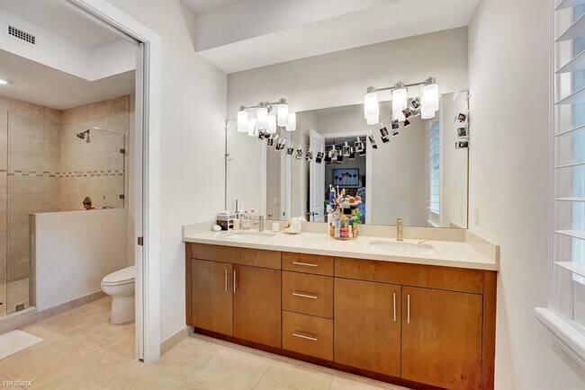 Building Photo - 3 br, 4.5 bath Townhome - 1045 Harbor Vill...