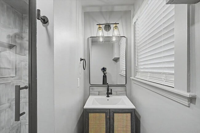 Building Photo - Completely redone 1 bedroom - move in special