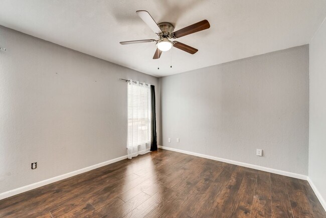 Building Photo - Spacious 2nd floor corner unit in Richardson