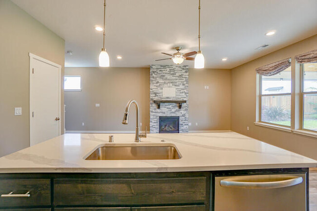 Building Photo - NEWER FOUR BEDROOM NEAR HAZEL DELL