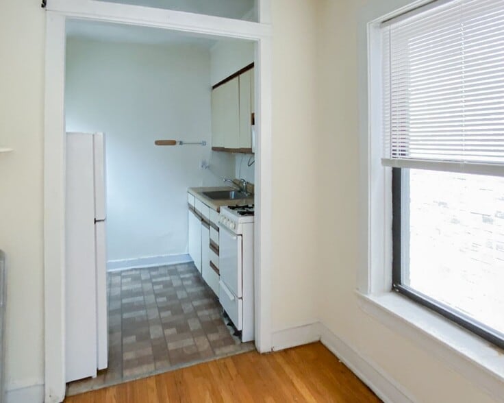 Building Photo - 526 W Cornelia Ave