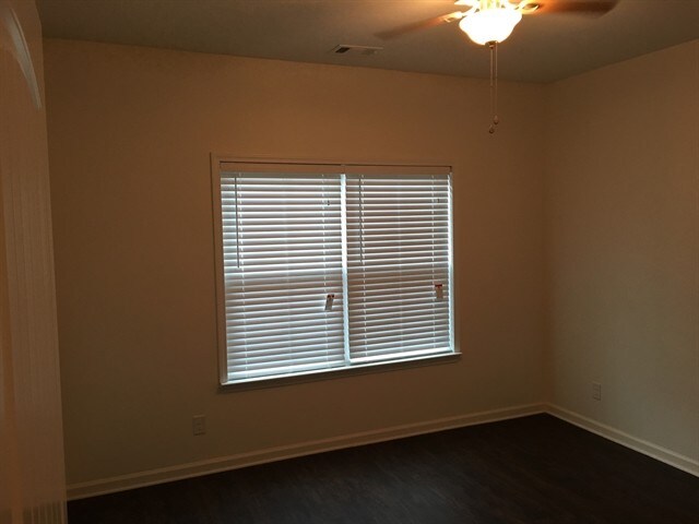 Building Photo - 209 Crooked Oaks Dr