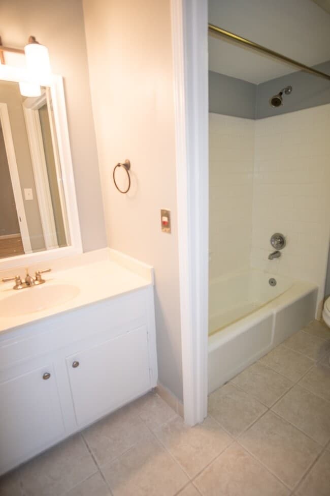 Building Photo - Beautifull Top-Floor 2B/2B Condo in Sought-After Cross Creek Community!