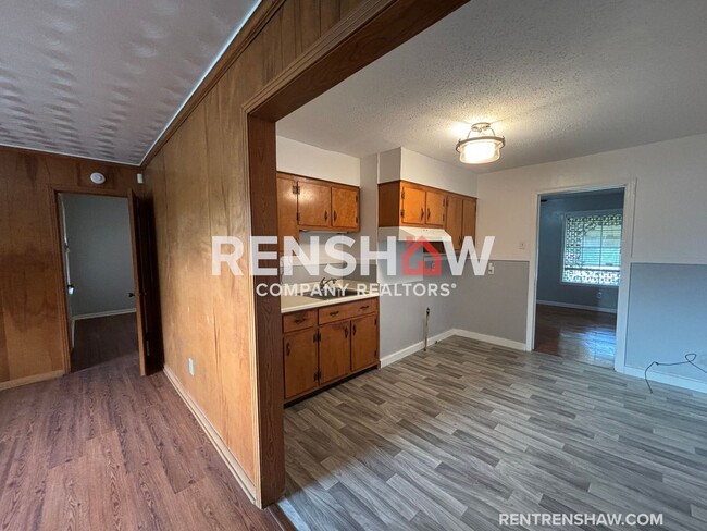 Building Photo - Charming 2 Bedroom in Castalia Heights - N...