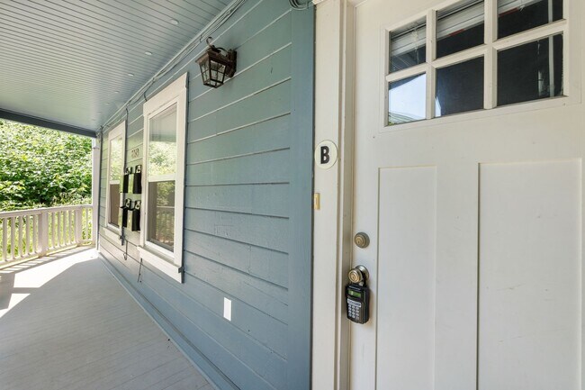 Building Photo - 1 BD available in the serene SW Hills