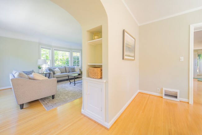 Building Photo - Enchanting Portland Heights 5BD House: You...
