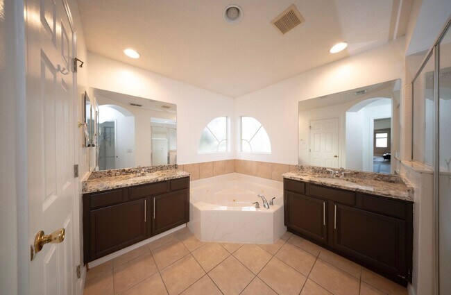 Building Photo - 5456 Los Palma Vista Dr