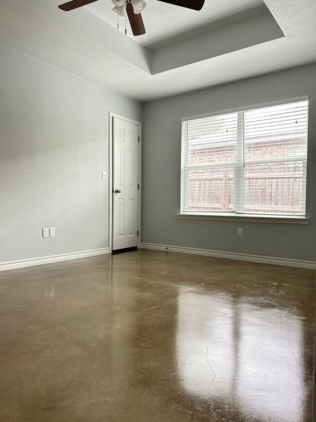 Building Photo - 915 Rebecca Ln