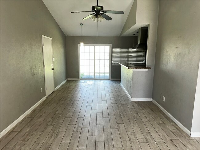 Building Photo - 635 Jeff Davis Dr