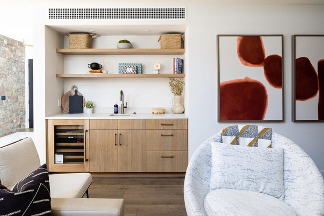 Building Photo - 10 Tree Line Ln