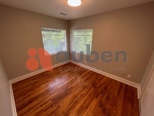 Building Photo - Move in Ready 2BR/1BA with Tons of Charm i...