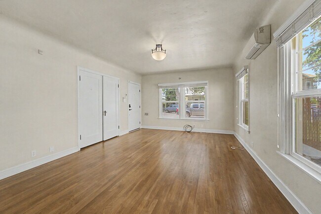 Building Photo - 1109