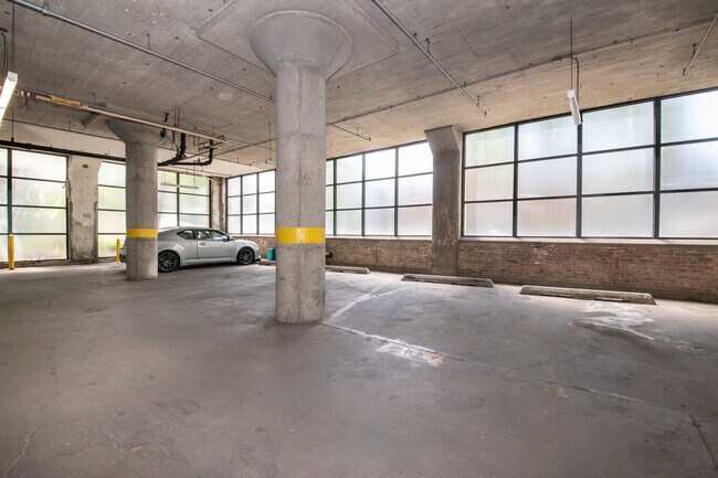 Building Photo - 1800 W Roscoe St