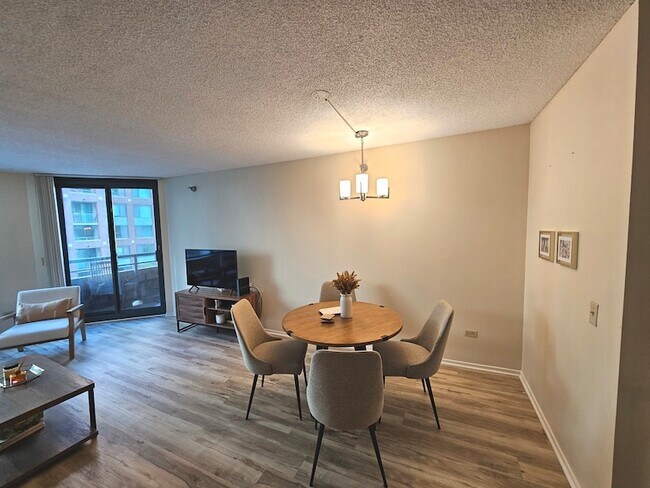 Building Photo - 440 N McClurg Ct