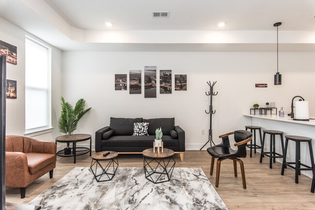 Building Photo - 2435 Master St