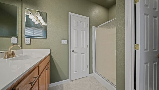 Building Photo - Beautiful 3 bedroom single story home