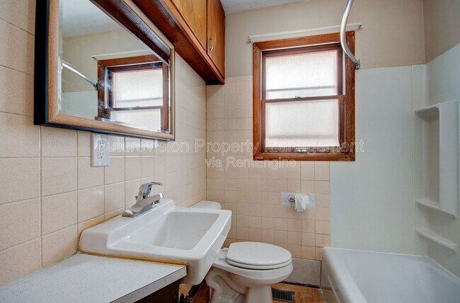 Building Photo - 323 S Hebbard St