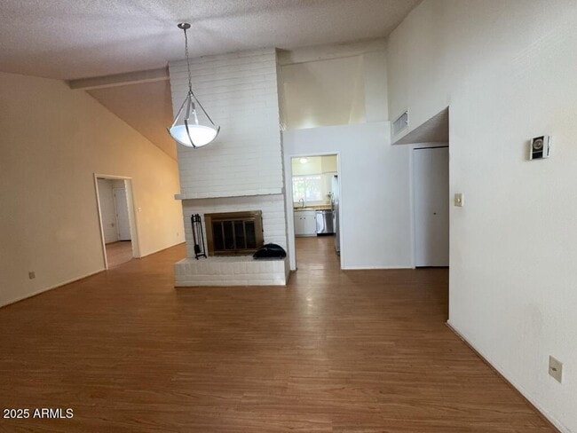 Building Photo - 433 Meadows Dr