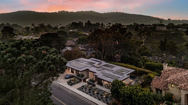 Building Photo - 8070 La Jolla Scenic Dr N